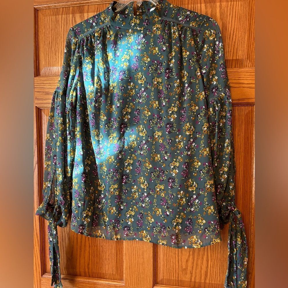 14W gray floral pattern long sleeve top button collar tie at wrist gold maroon